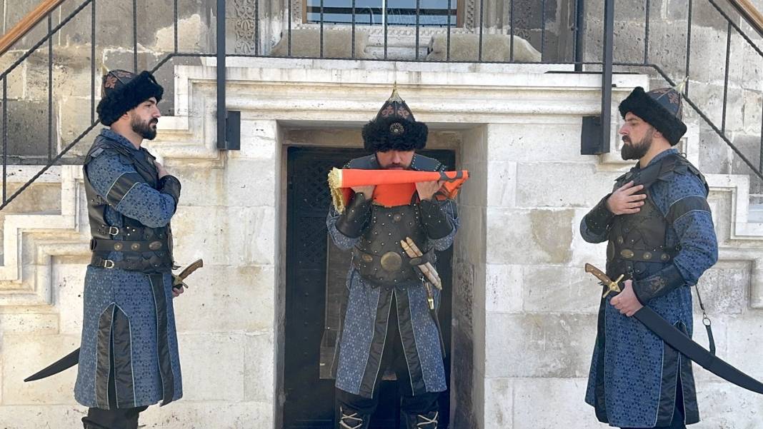 Konya 6 yıldır 8 sultan için nöbette! Kıyafet ve teçhizatları bile özel 7